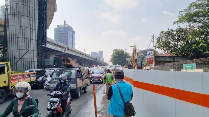 **Waktu dan Tenaga Masyarakat Terkuras Gara-gara Macet di TB Simatupang**