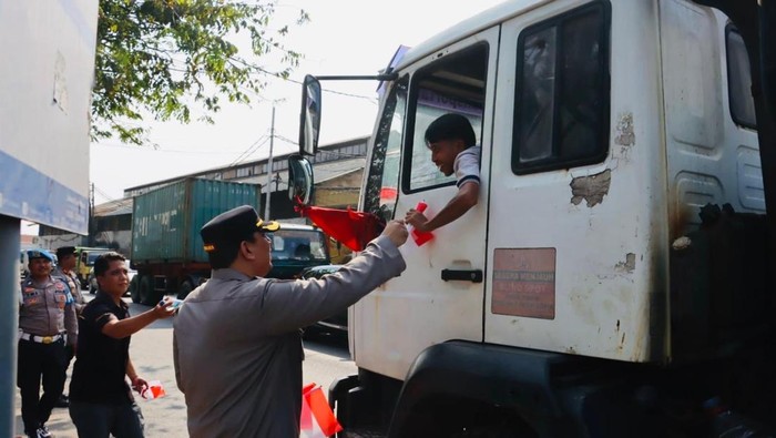 Polres Pelabuhan Priok Berikan Bendera, Sambut HUT RI ke-80 dengan Soliditas