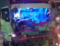 Truk Berkecamuk, Lalin Ciputat-Lebak Bulus Terasa Nyeri!