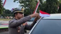 “Sambut HUT ke-80 RI, Polantas Berikan Ribuan Bendera-Bunga Mawar kepada Masyarakat”