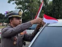 “Sambut HUT ke-80 RI, Polantas Berikan Ribuan Bendera-Bunga Mawar kepada Masyarakat”