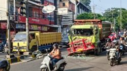 **Kemacetan Mengerikan di Ciputat, Truk Terlibat Kecelakaan, Dampak Sampai Exit Tol Pamulang!**