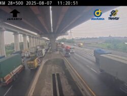 Truk Terguling di Tol Japek, Menyebabkan kemacetan Berjam-jam di Arah Jakarta!