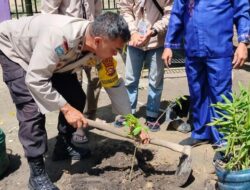 Polisi dan Mahasiswa Agen Green Policing Ajak Warga Siak Tanam Pohon, Inovasi Baru dalam Dunia Perkemahan?