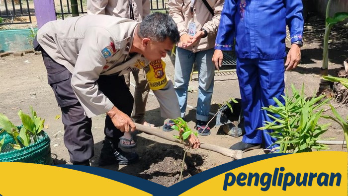 Polisi dan Mahasiswa Agen Green Policing Ajak Warga Siak Tanam Pohon, Inovasi Baru dalam Dunia Perkemahan?