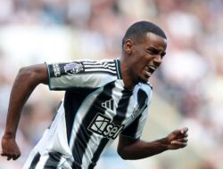 **Carragher Sebut Liverpool Harus Cari Isak dengan Harga Tepat, Bukan Mahal**