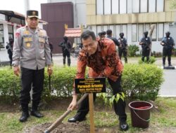 Audiensi di Polda Riau: Wakil Menteri PAN-RB Tanam Pohon, Simbol Kebhinekaan?