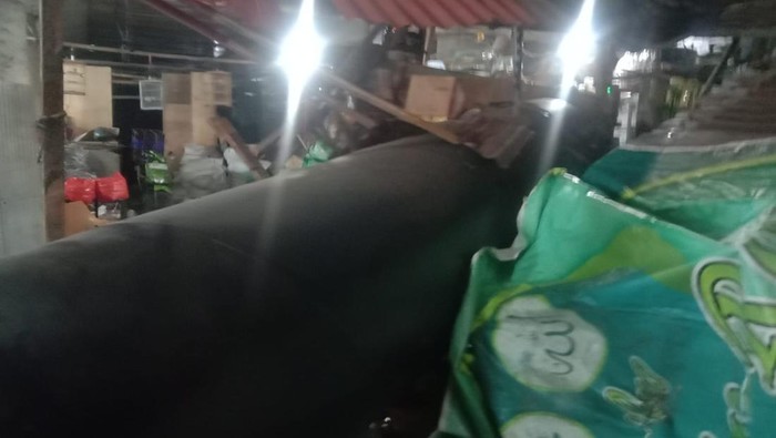 Geger Pipa Jumbo Jatuh Timpa Lapak di Jakut dari Ketinggian 3 Meter - Update 1