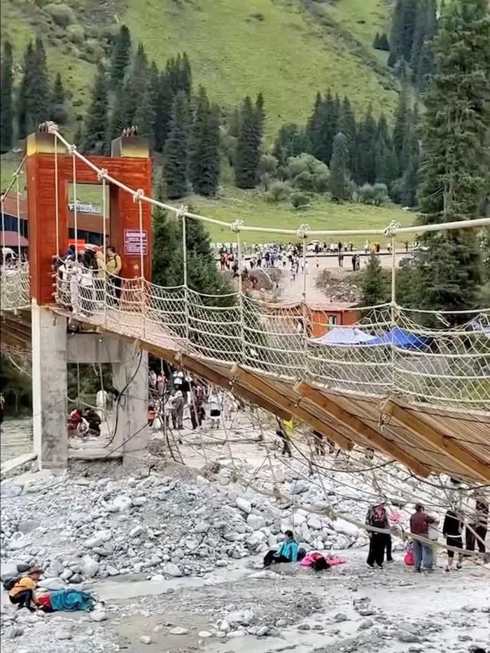 Tragedi Menyebalkan! Horor Jembatan Gantung di China Putus, 5 Orang Tewas-Puluhan Luka