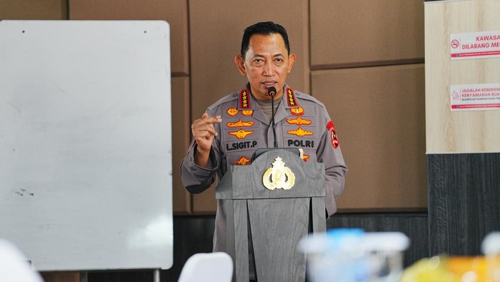 Kapolri Cek Karhutla di Kalbar: Titik Api Turun, Modifikasi Cuaca Berhasil!