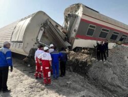 Kereta Penumpang Anjlok di Iran, 30 Orang Luka-luka: Kecelakaan Mengerikan di Kerman