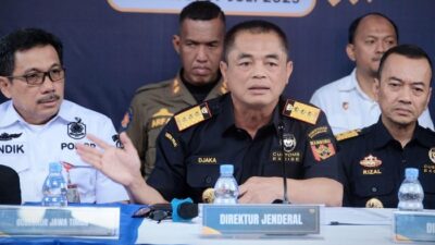 “Lagi! Bea Cukai-Lantamal XII Ungkap Penyelundupan Pakaian Bekas di Kalbar, Merekapun Terancam!”, Leverage: “Lagi! Bea Cukai-Lantamal XII Bongkar Penyelundupan Pakaian Bekas di Kalbar”, Daya tarik: “Menyebutkan merek yang terancam menarik perhatian pembaca karena melibatkan dampak langsung pada bisnis.”