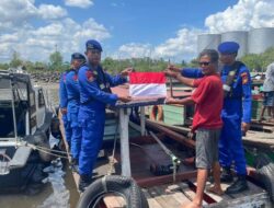 Polisi Kibarkan Merah Putih di Lautan Dumai, Sambut HUT ke-80 RI dengan Semangat Nasionalisme!