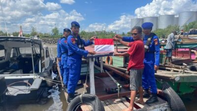 Polisi Kibarkan Merah Putih di Lautan Dumai, Sambut HUT ke-80 RI dengan Semangat Nasionalisme!