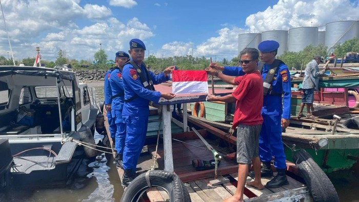 Polisi Kibarkan Merah Putih di Lautan Dumai, Sambut HUT ke-80 RI dengan Semangat Nasionalisme!