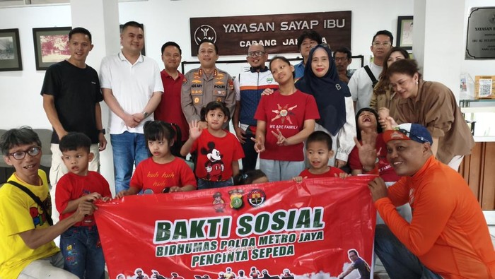 Bidhumas Polda Metro dan Komunitas Sepeda Beri Harapan kepada Anak Telantar di Tengah Keterbatasan