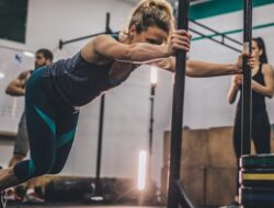 “4 Perbedaan Hyrox vs CrossFit: Mana yang Lebih Ampuh untuk Tubuhmu?”
