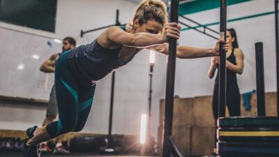 “4 Perbedaan Hyrox vs CrossFit: Mana yang Lebih Ampuh untuk Tubuhmu?”