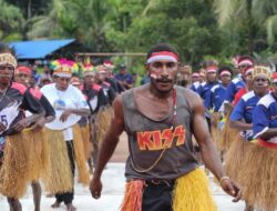 Warga Ayuka & Tipuka Melelehkan Hati dengan Lomba Tari Seka di HUT ke-80 RI