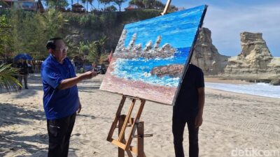 SBY Membuat Seni dengan Finger Painting, Abadikan Keindahan Pantai Pacitan!
