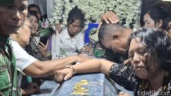 Tangis Ortu Jelang Pemakaman Prada Lucky: “Kami Tak Sanggup”