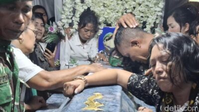 Tangis Ortu Jelang Pemakaman Prada Lucky: “Kami Tak Sanggup”