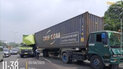 **Truk Trailer dan Mobil Boks Tabrakan di Tol JORR, Pengemudi Luka Ringan**