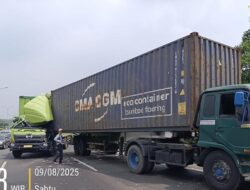 **Truk Trailer dan Mobil Boks Tabrakan di Tol JORR, Pengemudi Luka Ringan**