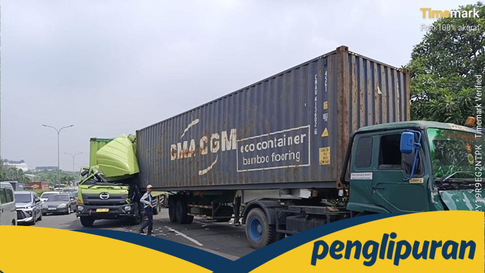 **Truk Trailer dan Mobil Boks Tabrakan di Tol JORR, Pengemudi Luka Ringan**