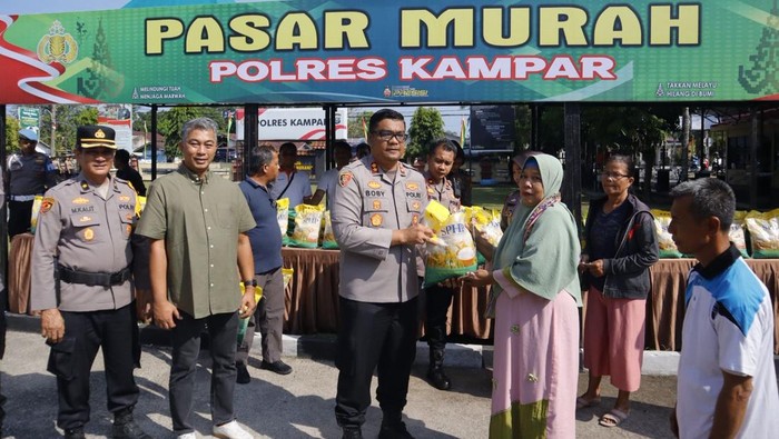 Operasi Pasar di Kampar Riau: Polisi-Bulog Gelontorkan 4 Ton Beras SPHP untuk Warga!