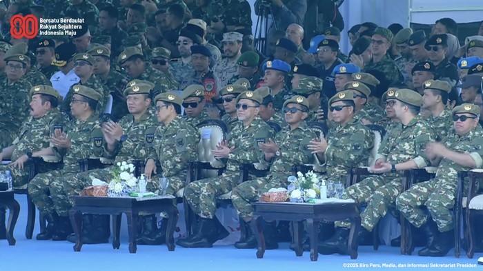 Prabowo Ungkap Makna Seragam Loreng Para Menteri di Batujajar