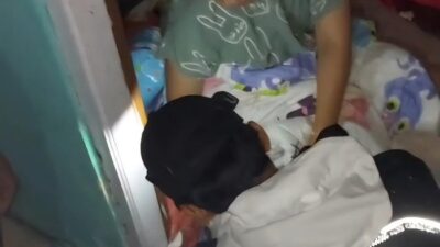 **Warga Bogor Terjebak Banjir, Digigit Ular saat Evakuasi Dilakukan Polisi**
