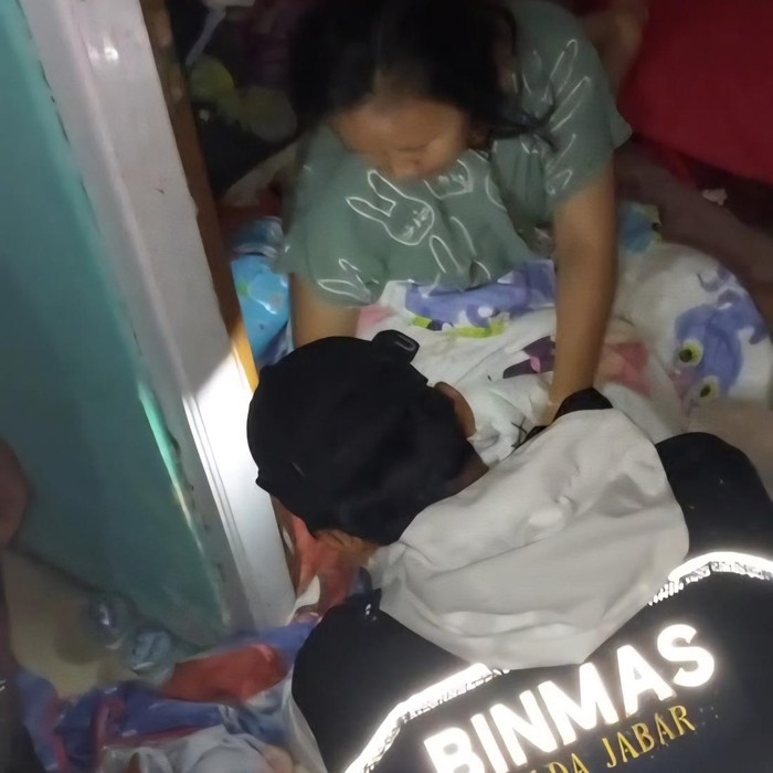 **Warga Bogor Terjebak Banjir, Digigit Ular saat Evakuasi Dilakukan Polisi**