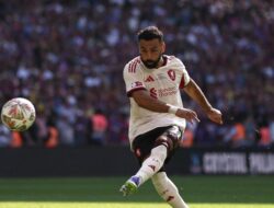 Duh, Penalti Salah Melambung Lagi! Liverpool Gagal Rebut Community Shield
