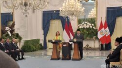 “Prabowo Anugerahi Bintang RI Adipurna, Tanda Kehormatan untuk Presiden Peru Dina Boluarte”