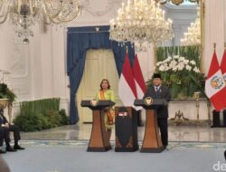 “Prabowo Anugerahi Bintang RI Adipurna, Tanda Kehormatan untuk Presiden Peru Dina Boluarte”