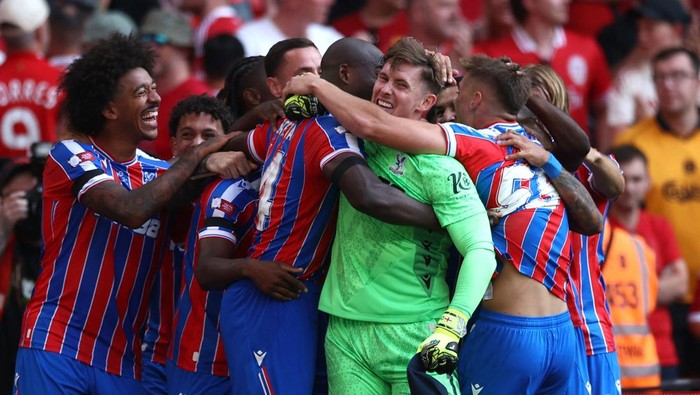 [Henderson: Rasanya Luar Biasa Tumbangkan Liverpool di Wembley!]