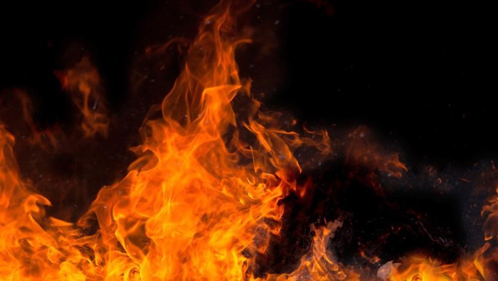 Kapal Terbakar di Tanjung Priok, 6 Damkar Meluncur dalam Operasi Penyelamatan Berisiko