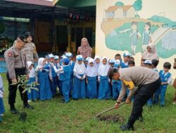 Polisi Dumai Beri Pelatihan Kehati-hatian kepada Anak-anak TK melalui Tanam Pohon, Ajarkan Cinta Lingkungan dari Dini