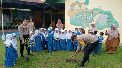 Polisi Dumai Beri Pelatihan Kehati-hatian kepada Anak-anak TK melalui Tanam Pohon, Ajarkan Cinta Lingkungan dari Dini