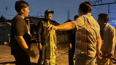 **Viral Remaja Tawuran Bawa Sajam di Pinggir Rel Bonpis Tanjung Priok: Dua Kelompok Saat Tawuran Berdarah**