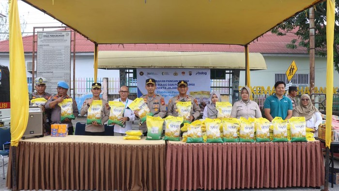 **GPM Polres Dumai, Beras 5 Kilo Dijual Rp 60 Ribu, Warga Borong Hingga 3 Ton dalam Sehari!**