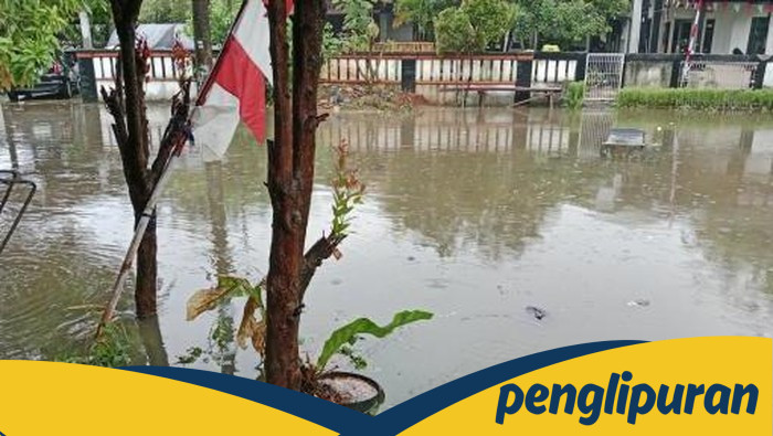Banjir Menerjang Bekasi Akibat Hujan Angin, Warga Terancam