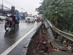 Awas Macet! Jalan di Cisalak Depok Amblas Usai Hujan Deras, Siapakah yang Bertanggung Jawab?