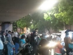 “TransJ Koridor 13 Terjebak Macet, Warga Tegal Mampang Terpaksa Antri Lama”