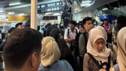 Antrean Membludak di Halte CSW, Penumpang Ngantre 3 Jam untuk Naik TransJ: Sebuah Krisis Transportasi di Tengah Kota?