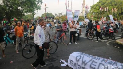 Massa Demo Desak Bupati Pati Mundur, Ada Keranda Mayat-Truk Tronton, Protes Ganas Mewarnai Hari Ini