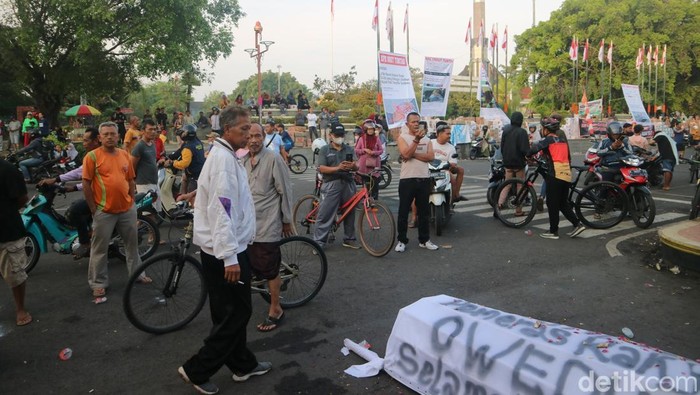 Massa Demo Desak Bupati Pati Mundur, Ada Keranda Mayat-Truk Tronton, Protes Ganas Mewarnai Hari Ini