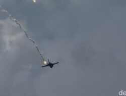 “F-16 dan Helikopter Beraksi, HUT RI ke-80 Dibarengi Atraksi Jet Tempur F-16 dan Helikopter Warnai Gladi”