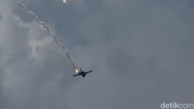 “F-16 dan Helikopter Beraksi, HUT RI ke-80 Dibarengi Atraksi Jet Tempur F-16 dan Helikopter Warnai Gladi”